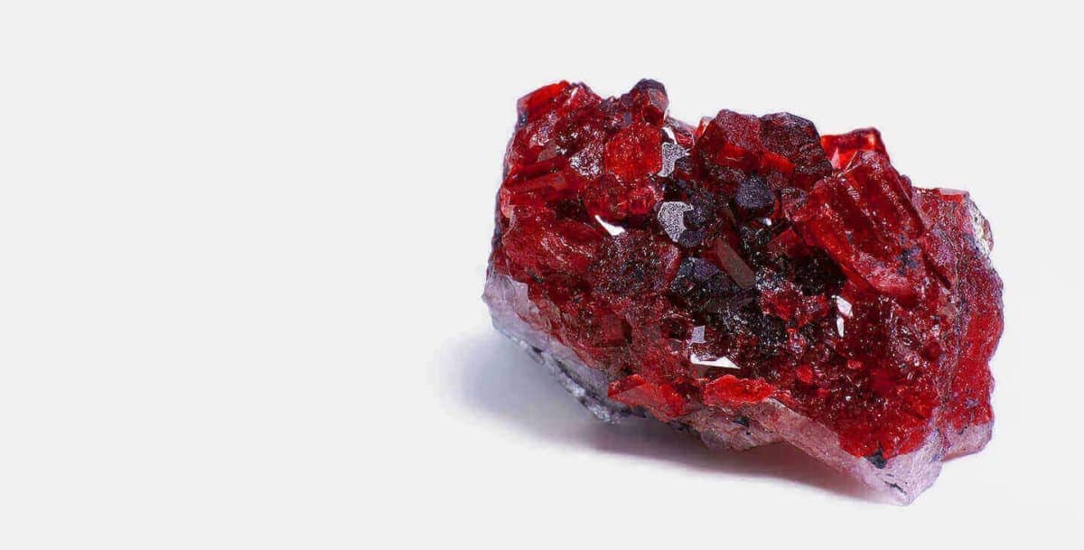 Pierres semi-précieuses cas des Grenats rouges sur la création de bijoux
