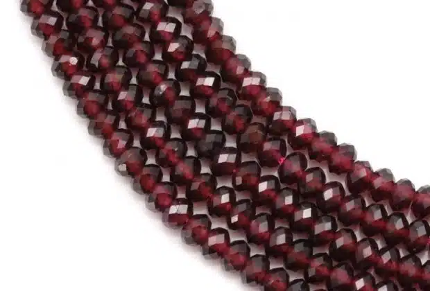 Pierres semi-précieuses cas des Grenats rouges sur la création de bijoux