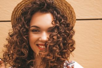 Boucles rebelles : comment la lotion peut transformer votre coiffure ?