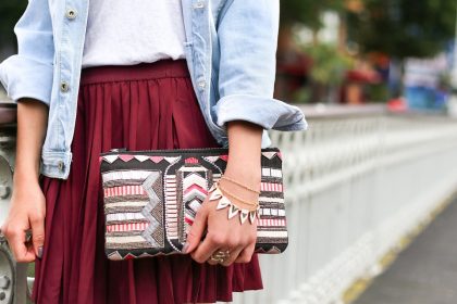 Comment marier un t-shirt avec une jupe pour une tenue stylée ?