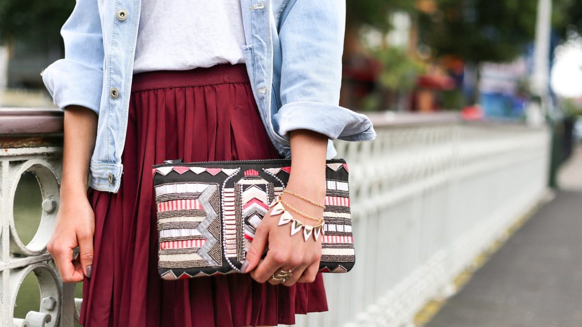 Comment marier un t-shirt avec une jupe pour une tenue stylée ?