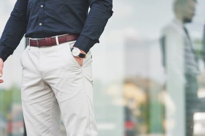 Du casual au chic : adapter ses pantalons selon son environnement de travail