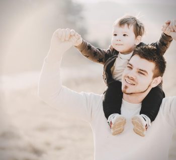 un père et son enfant sur ses épaules