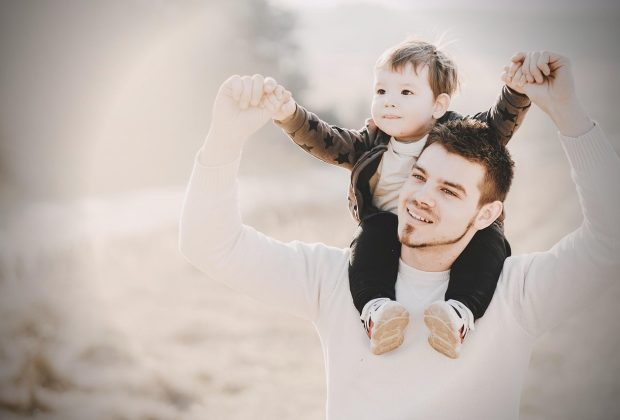 un père et son enfant sur ses épaules
