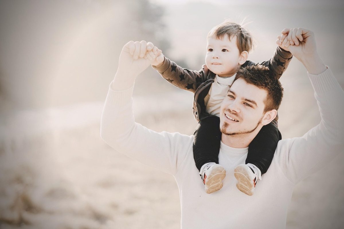 un père et son enfant sur ses épaules