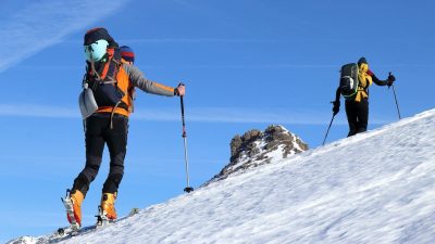 randonneurs en montagne l'hiver