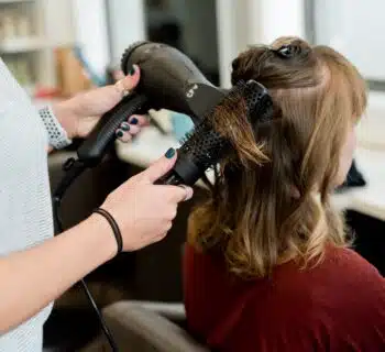 brushing dans un salon de coiffure