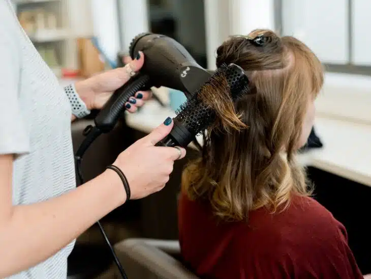 brushing dans un salon de coiffure