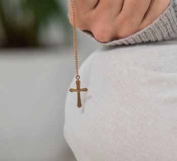 Les médailles religieuses : quand et comment les offrir comme symbole spirituel ?