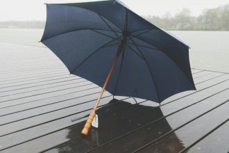 Trouver le parapluie parfait : conseils pour bien choisir taille et matériau