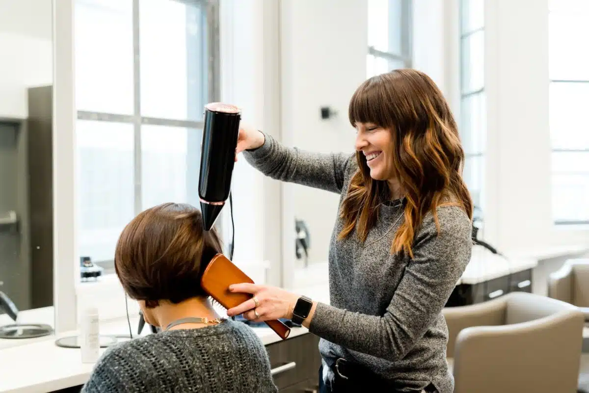 brushing dans un salon de coiffure